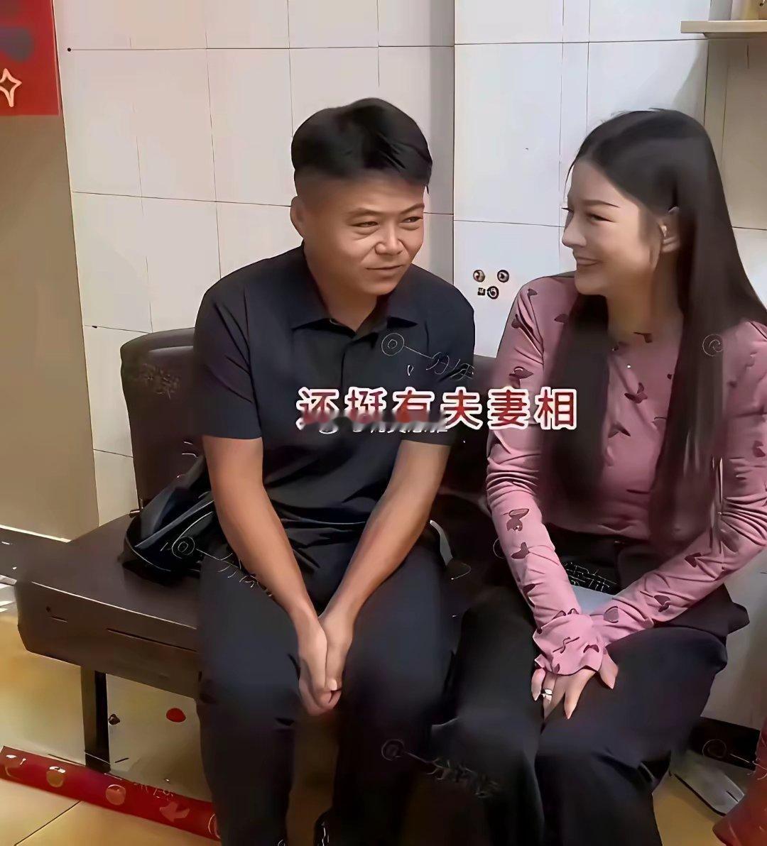 这小子算是捡到大便宜啦！虽然女生年纪大了点，但是人漂亮啊！​​​