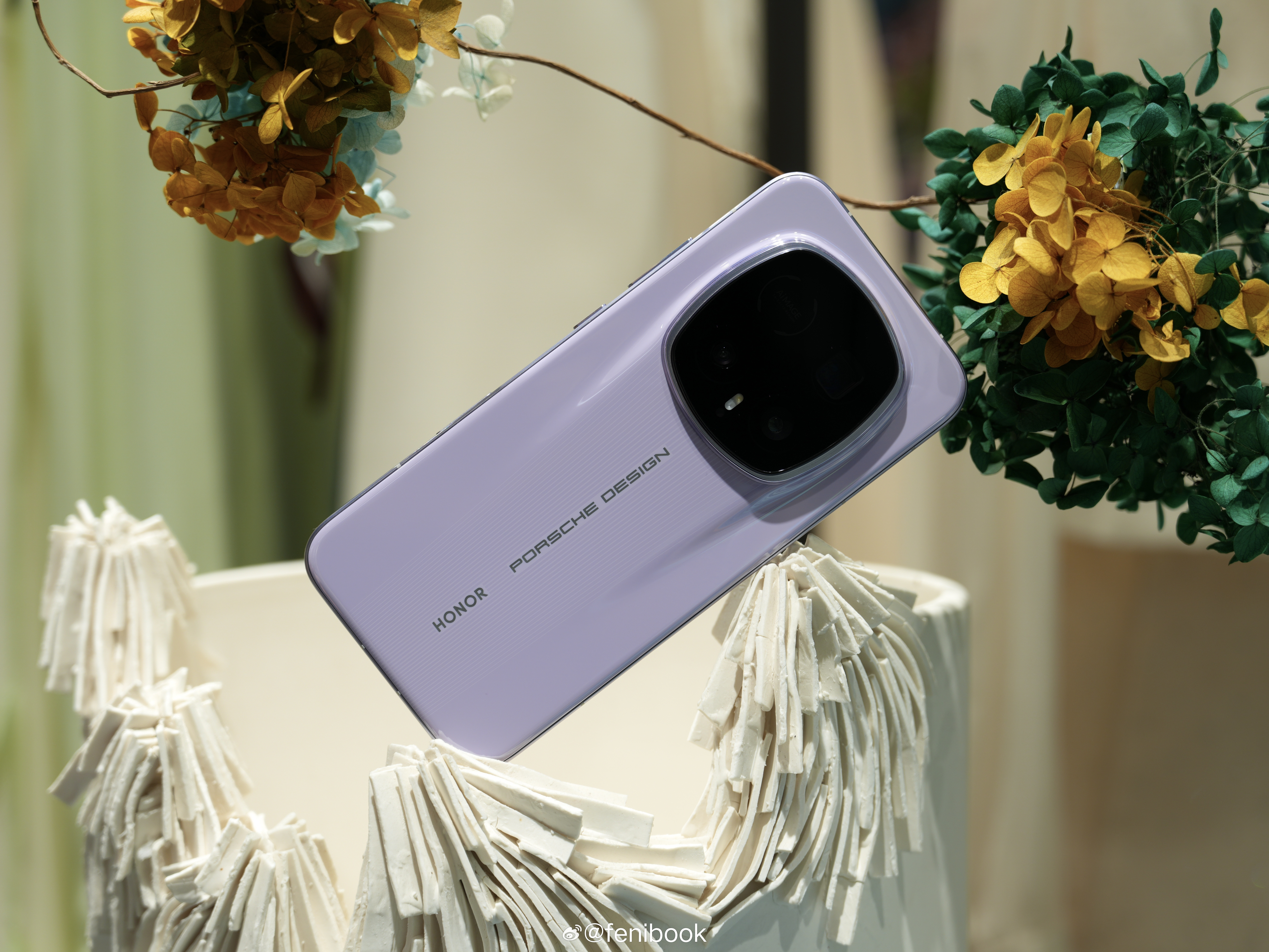 荣耀Magic8RSR保时捷设计，我觉得这个紫色还挺好看的，安卓阵营唯一坚持