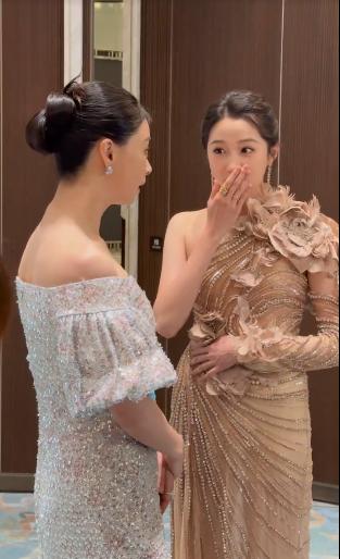 关晓彤戴戒指的原因终于真相大白了。 前两天，她在白玉兰后台的时候，伸出的上戴
