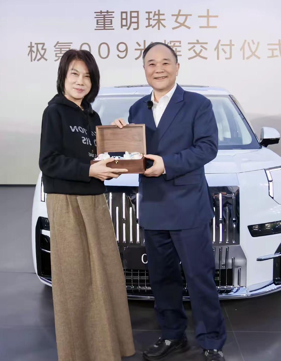 董明珠高调站台吉利极氪009，雷军小米汽车发布会热度被抢镜