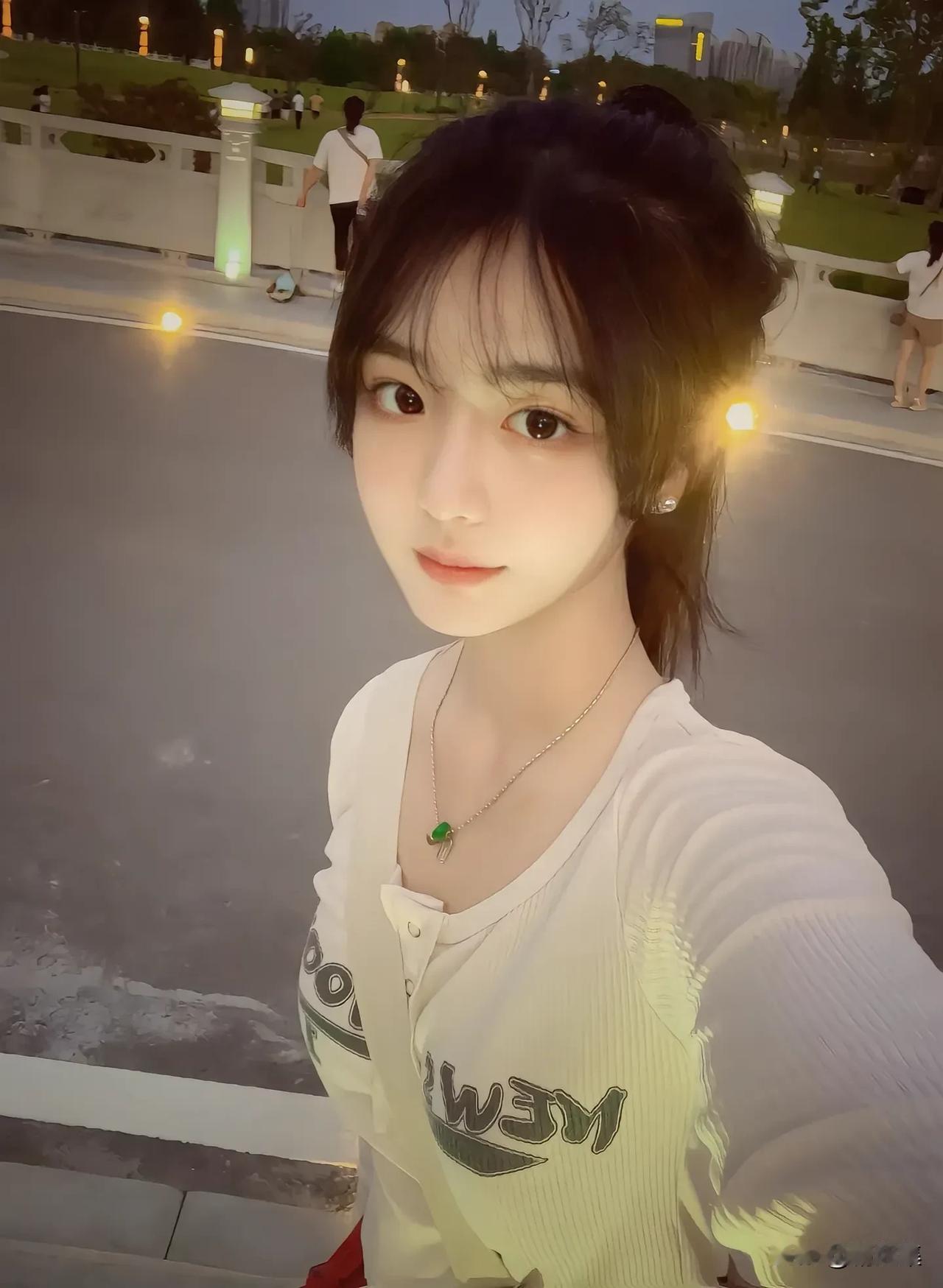 夏日黄昏漫步，青春气息满满🌞✨