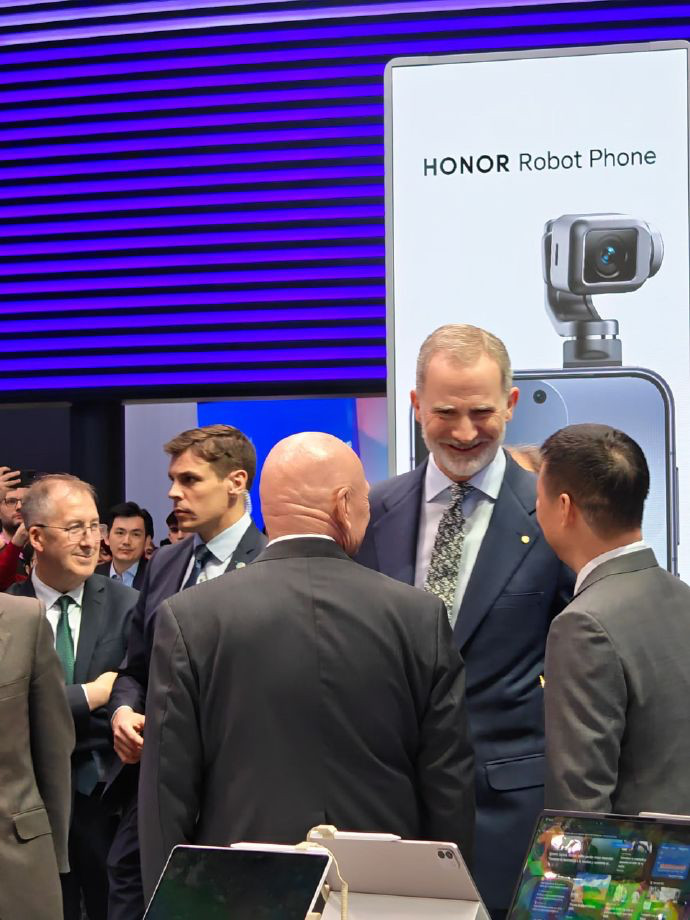 荣耀MagicV6薄如纸片的青海湖刀片电池，带来超轻薄的体验，就连西班牙国王费