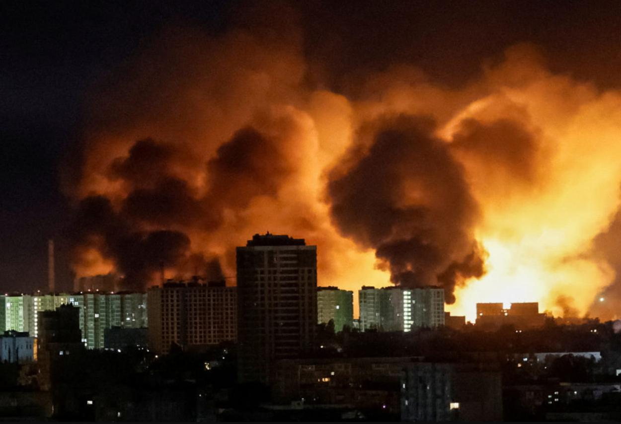 泽连斯基刚发视频炫耀，俄军导弹呼啸而来，基辅的火光照亮夜空48小时前，美国总