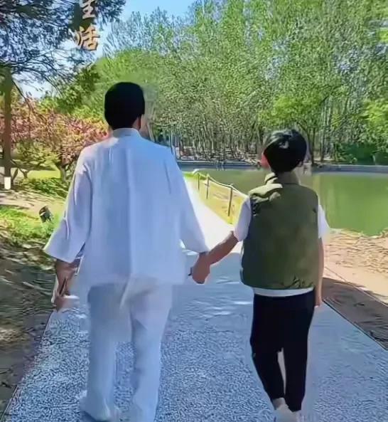 张兰带孙子箖箖逛朝阳公园，箖箖身高都这么高了，他穿着体面，和奶奶在一起很放松。