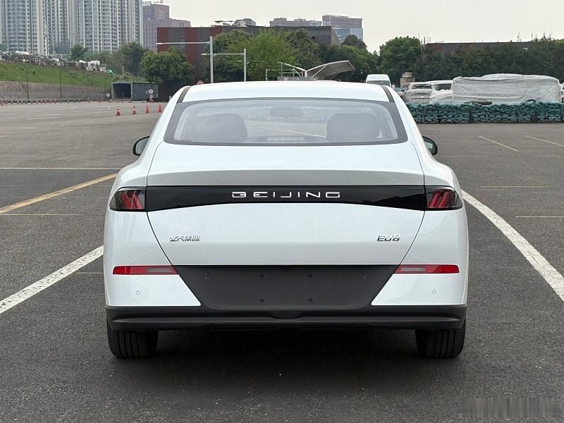 北汽新能源冷不丁抬出了一个埃安RT的竞品。这哥EU8的广汽味实在太足了，都是4.