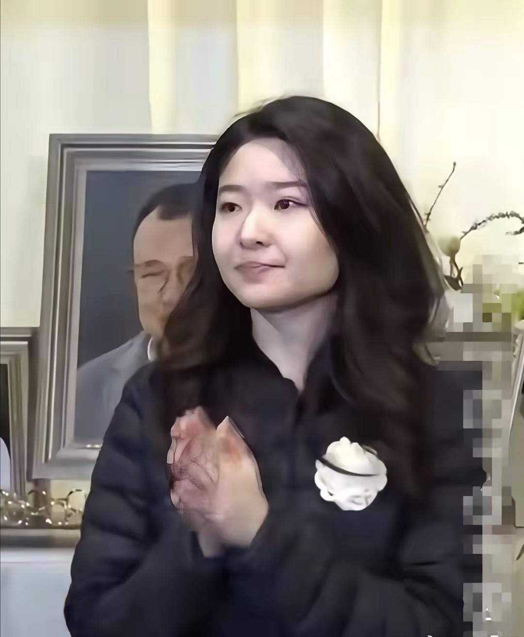 别在羡慕独生子女可以获得独宠啦，从许绍雄追悼会上就可以看出来。​许绍雄有钱，