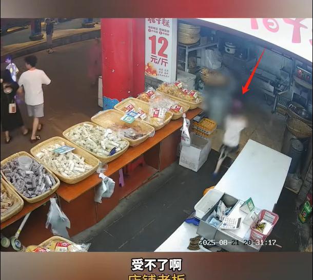 据荔枝新闻8月23日报道称，四川的一家店铺门口，挤满了跳广场舞的老头老太，噪音影