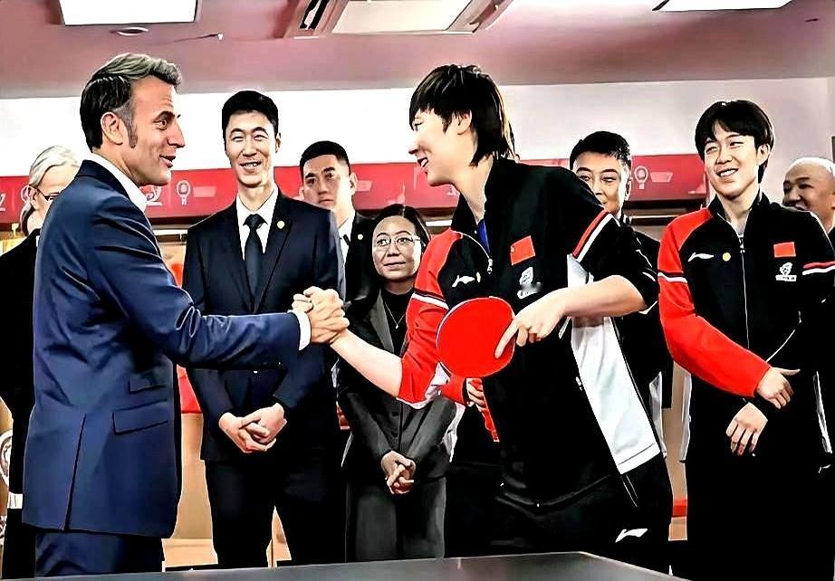 王曼昱这波排面直接把体育圈炸翻了！现在网上全在刷她和法国总统握手的图，有人喊