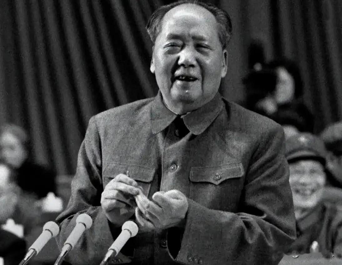 1976年2月，毛主席自感不久于人世，做了两项重要的人事安排，第一项是任命华国锋