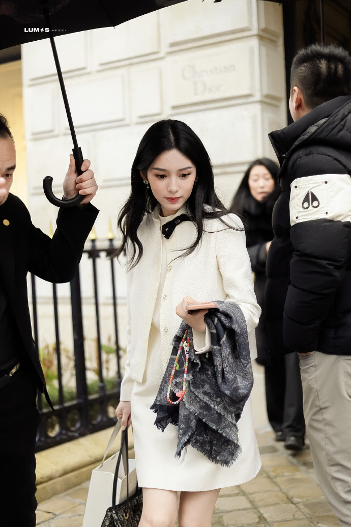 周也巴黎外出路透，这套好美啊，这是真千金！