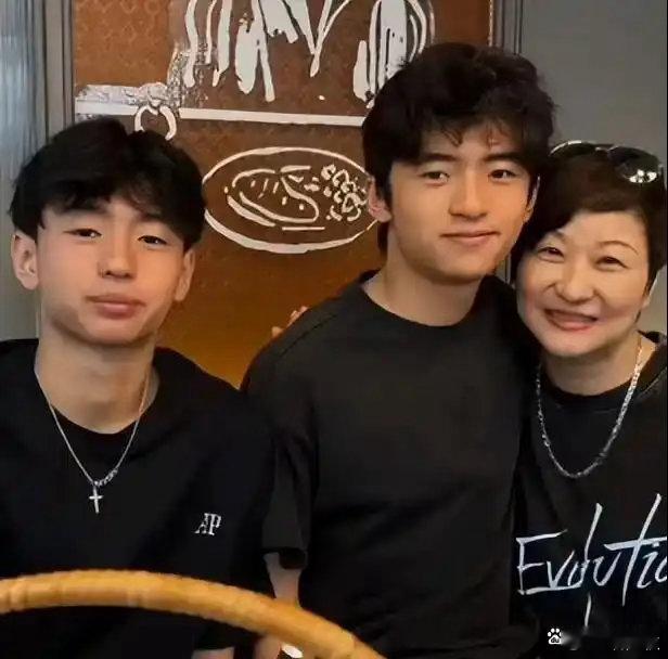 张柏芝二儿子排球场上露脸，16岁183身材健硕，五官像谢霆锋，特长还多到数不过来​