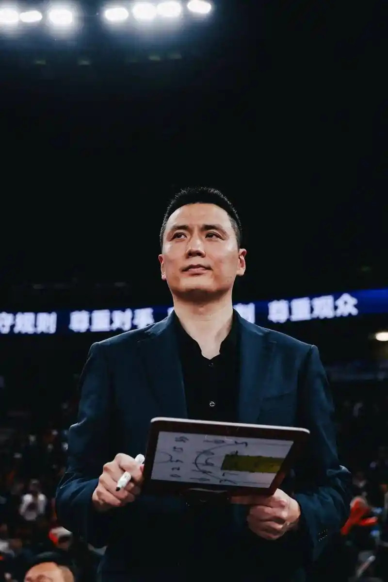 上海男篮拿到21连胜，最近三场比赛都是洛夫顿+白边伤停，靠双小外援拿下。现在距离