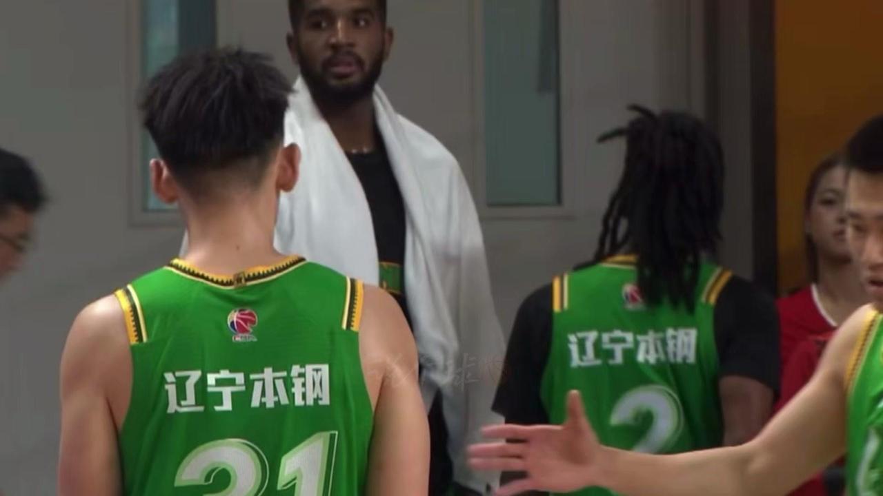克里斯加盟辽篮完成蜕变？🏀克里斯在球员通道不会急着离开，会耐心等待和全部队友击