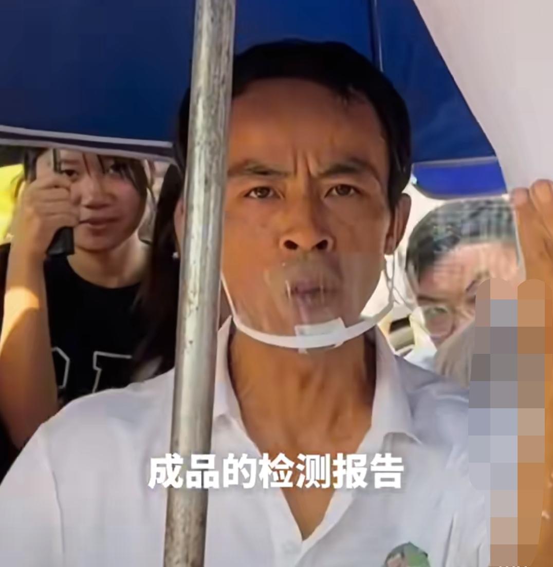 现在最烦恼的人就是鸡排哥了！不是因为顾客太多忙不过来，也不是因为被质疑食品安