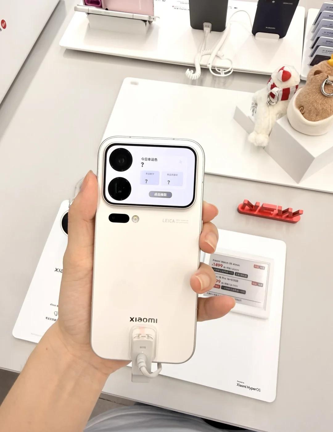 iPhone用户对比完，有点心动本来只是路过小米之家随便看看，结果在体验台前站