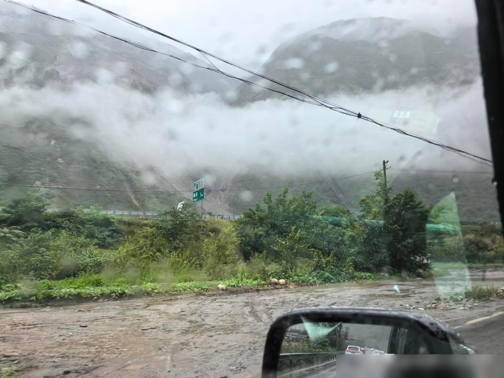 7.11日（周六）6:50成都金牛区出发，成灌高速全程暴雨双闪低速-都汶高速封路