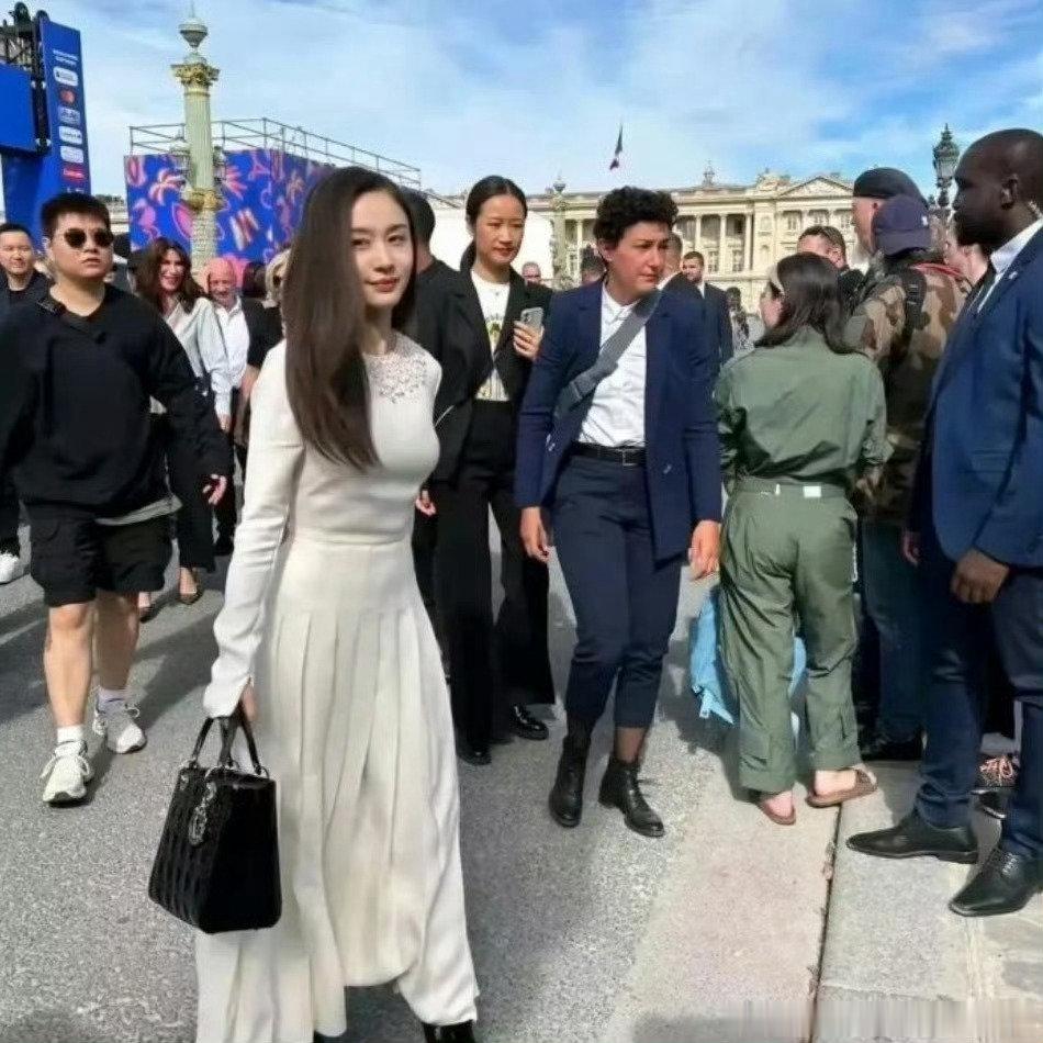 路人镜头下的王子文，身材确实没话说，真的漂亮。这状态比20岁的还像20岁。​​​