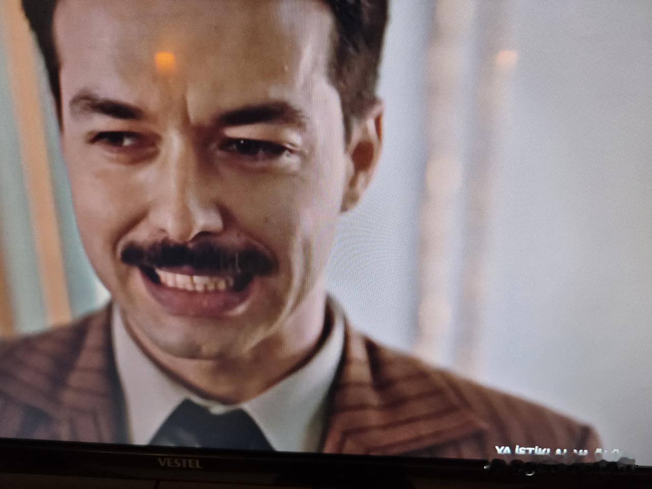 这部土耳其电视剧非常棒，十二集，每集一小时，主要在多玛巴赫切宫取景，描写奥斯曼结