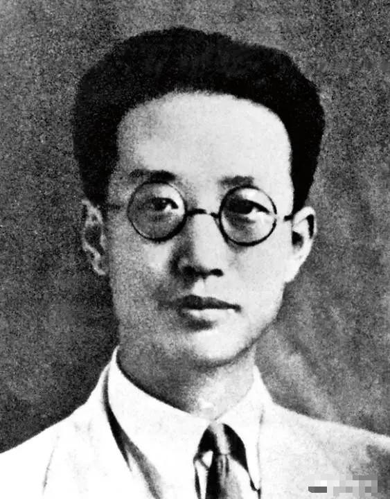 🌞一同参观瞿秋白纪念馆，朋友问道：“瞿秋白相当于什么地位？”淡然一笑：“他