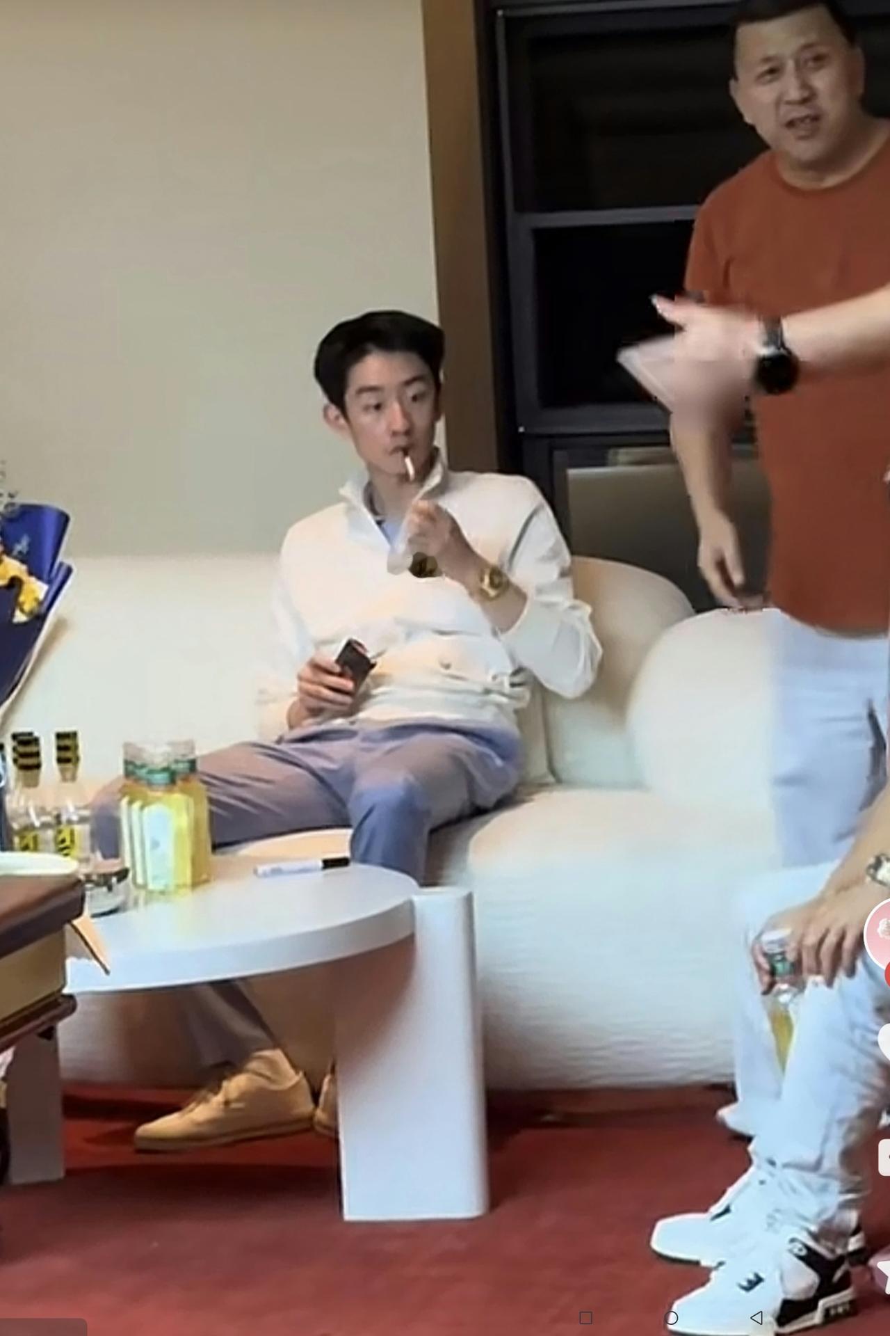 大家看看，吴宜泽小帅哥烟瘾是不是很大！昨天（5月7日），吴宜泽在西安一家斯诺克