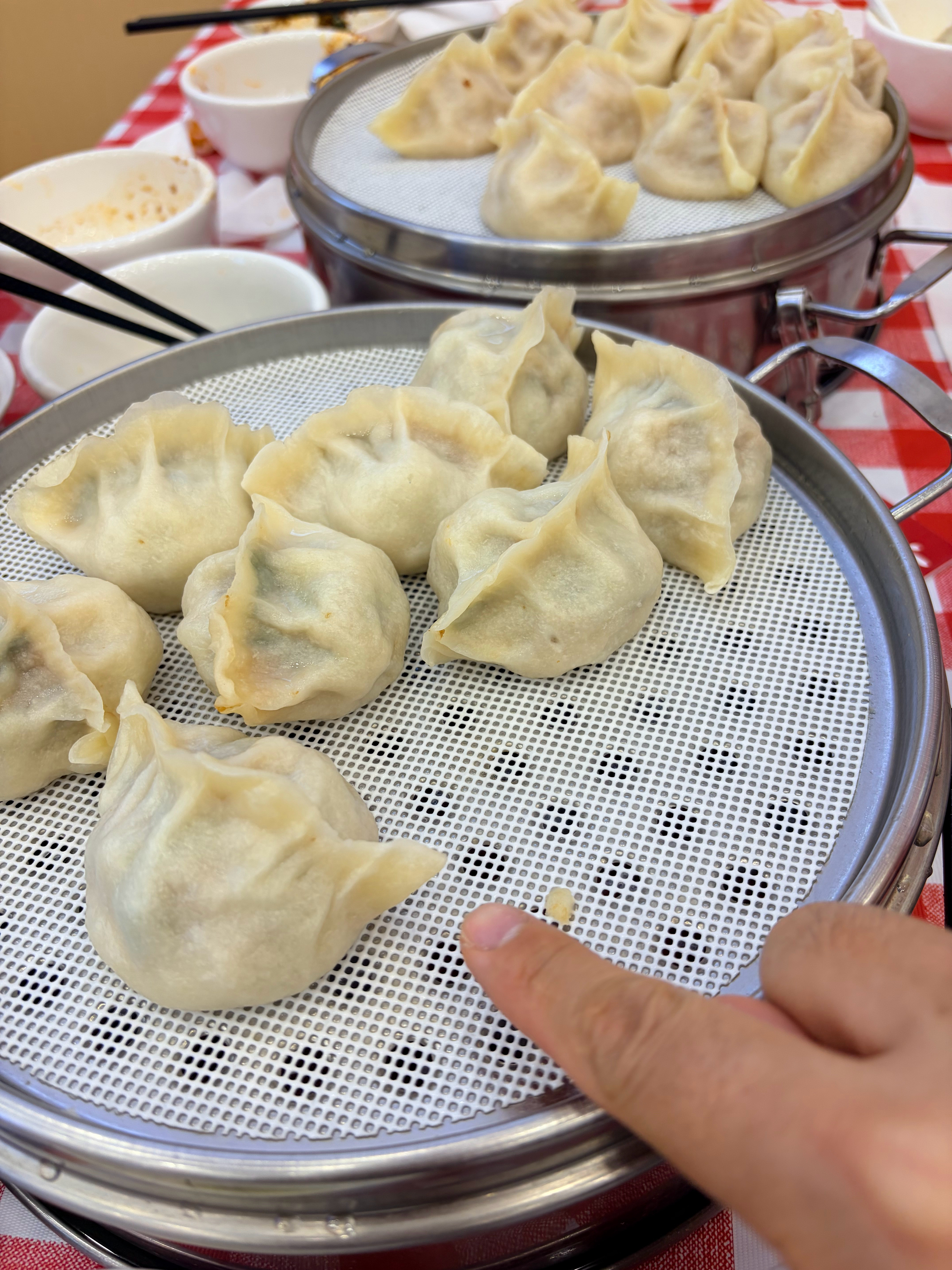 中午带老婆孩子丈母娘吃饺子，心想三个大人两个娃4笼40个不多吧，结果端上