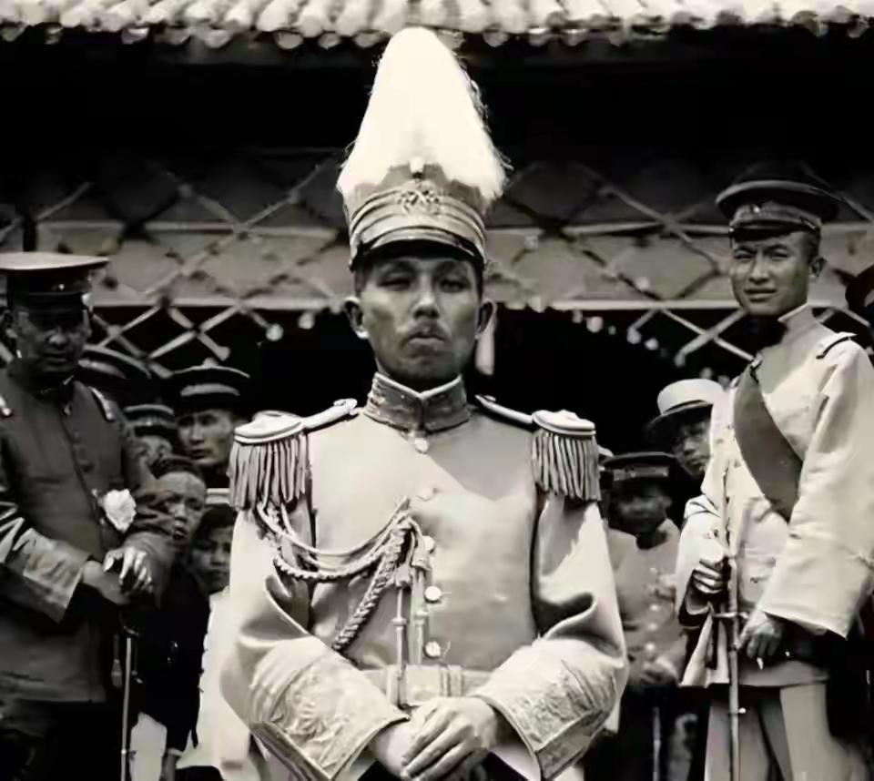 1925年杨森喝得酩酊大醉失了分寸，错把义女曾桂枝当成姨太共度一夜，第二天少女满