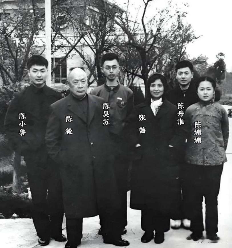 1964年陈毅携妻子以及四个孩子回到四川家乡！这张珍贵合影拍摄于1964年2