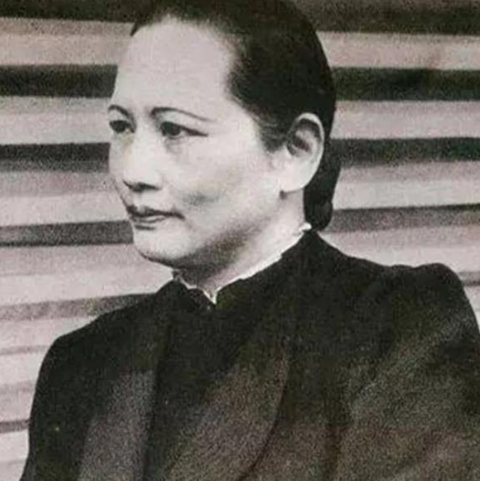 1975年周总理病重，需要吃鸽子蛋增加营养，却到处都买不到，赵炜就对邓颖超说“宋