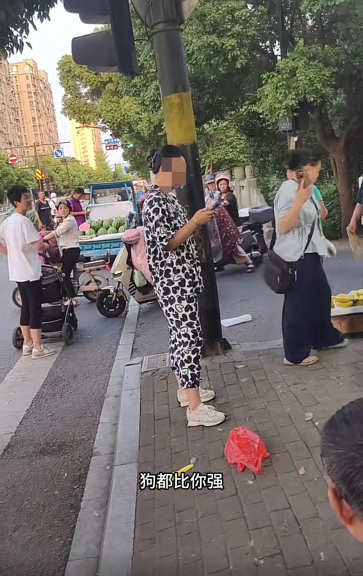近日浙江，一位网友分享，一名女子在街头买榴莲，之后嫌榴莲不好吃来找老板麻烦，老板