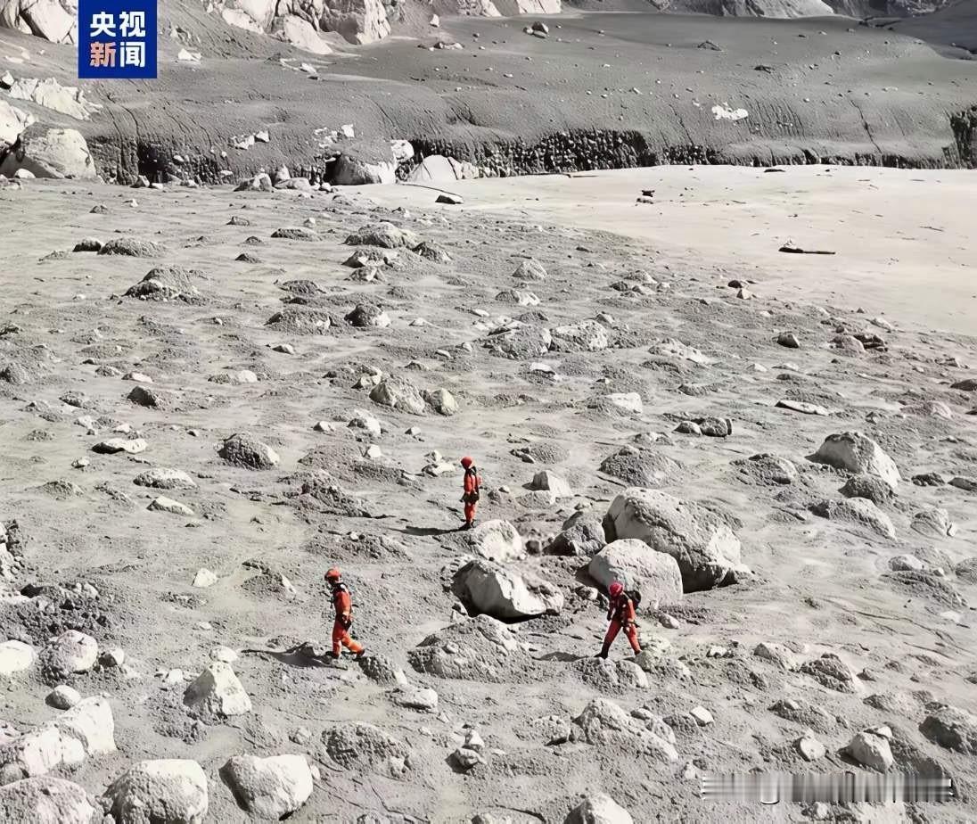 看到这满目狼藉的乱石滩，真是让人心情无比的沉痛，愿逝者安息！