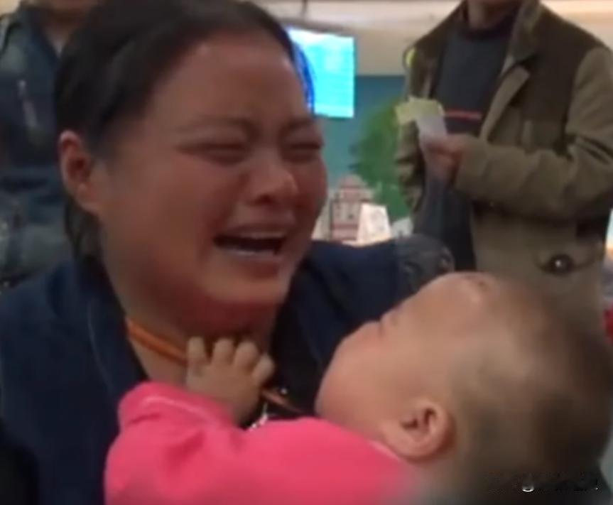 “谁这么狠毒？”2014年，山东聊城宝妈给11个月女儿洗澡时，发现孩子屁股上插着
