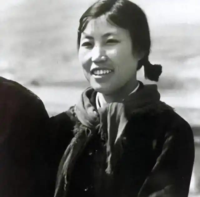 1978年，号称铁姑娘的郭凤莲，跟着代表团一起前往美国，她在美国到处宣传“大寨精