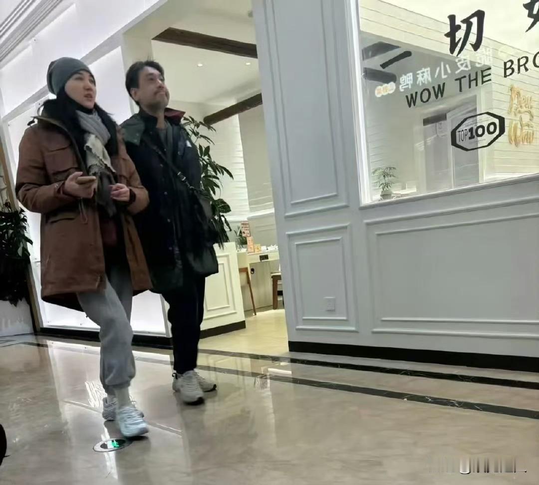 近日网友偶遇朱孝天和韩雯雯一起逛街，俩人的状态也太让人感慨了！47岁的朱孝天看着