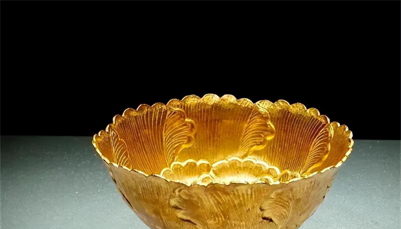 四川一男子挖茅坑，挖出一只宋代金碗，就在伸手去捡起来的时候，突然听到了“蛇”的叫