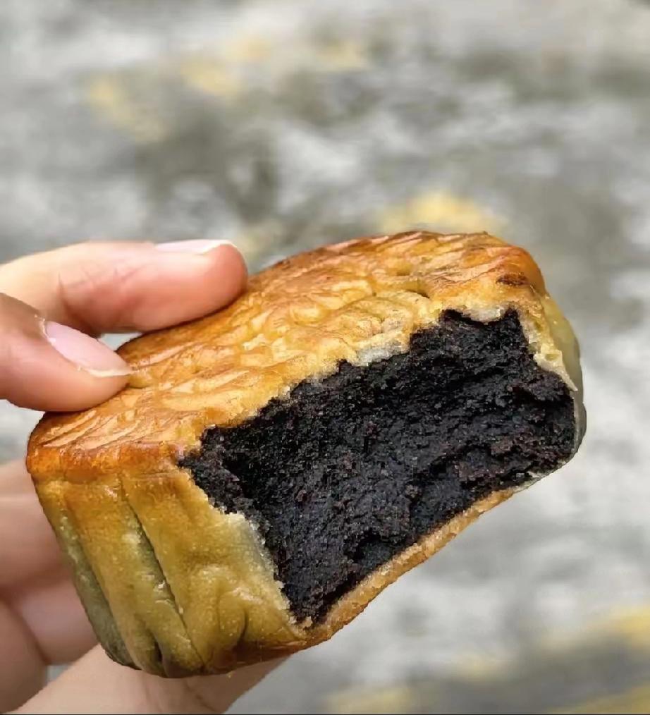 好奇怪啊，昨天中秋还满超市堆着月饼，今天一早想去捡点打折的，结果货架空空如也，一