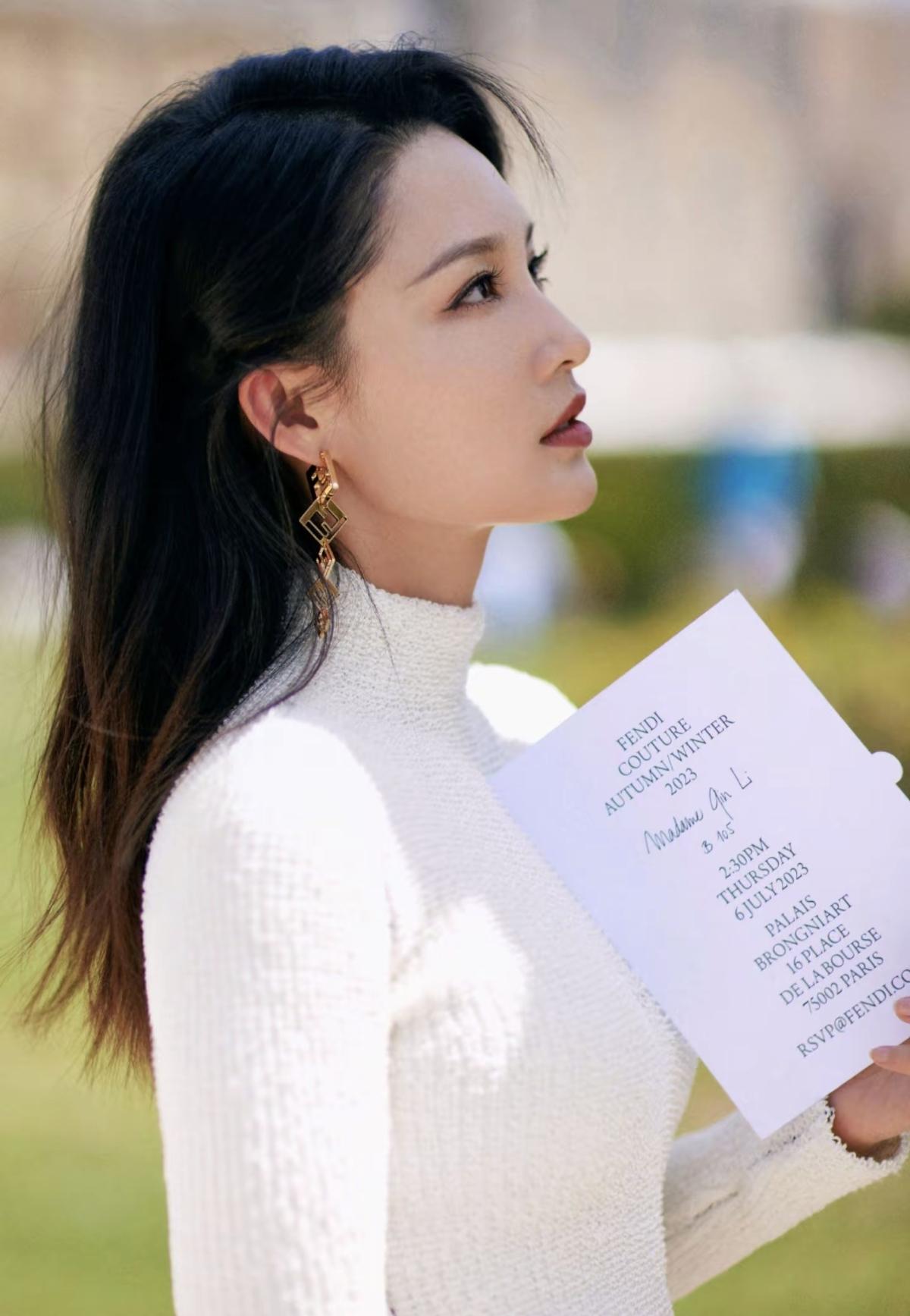 李沁的纯白穿搭太绝了，简约配色衬得她肤白胜雪，氛围感直接拉满[赞]李沁的极简风穿