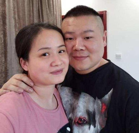 2015年，岳云鹏出名后，想给5个姐姐每人买一套房，但这是一笔大钱，他担心妻子郑