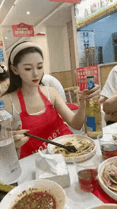 刚刚刷到一张图片，美女就餐时前面围上一个大围裙，可能是怕吃饭时把衣服弄脏了！可是