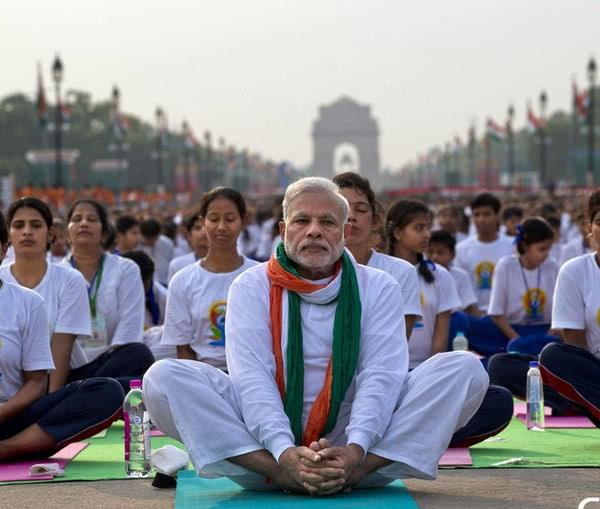 和一群年轻人待在一起的莫迪看起来还没那么老，和马斯克握手的他挺老的。时光就是这样