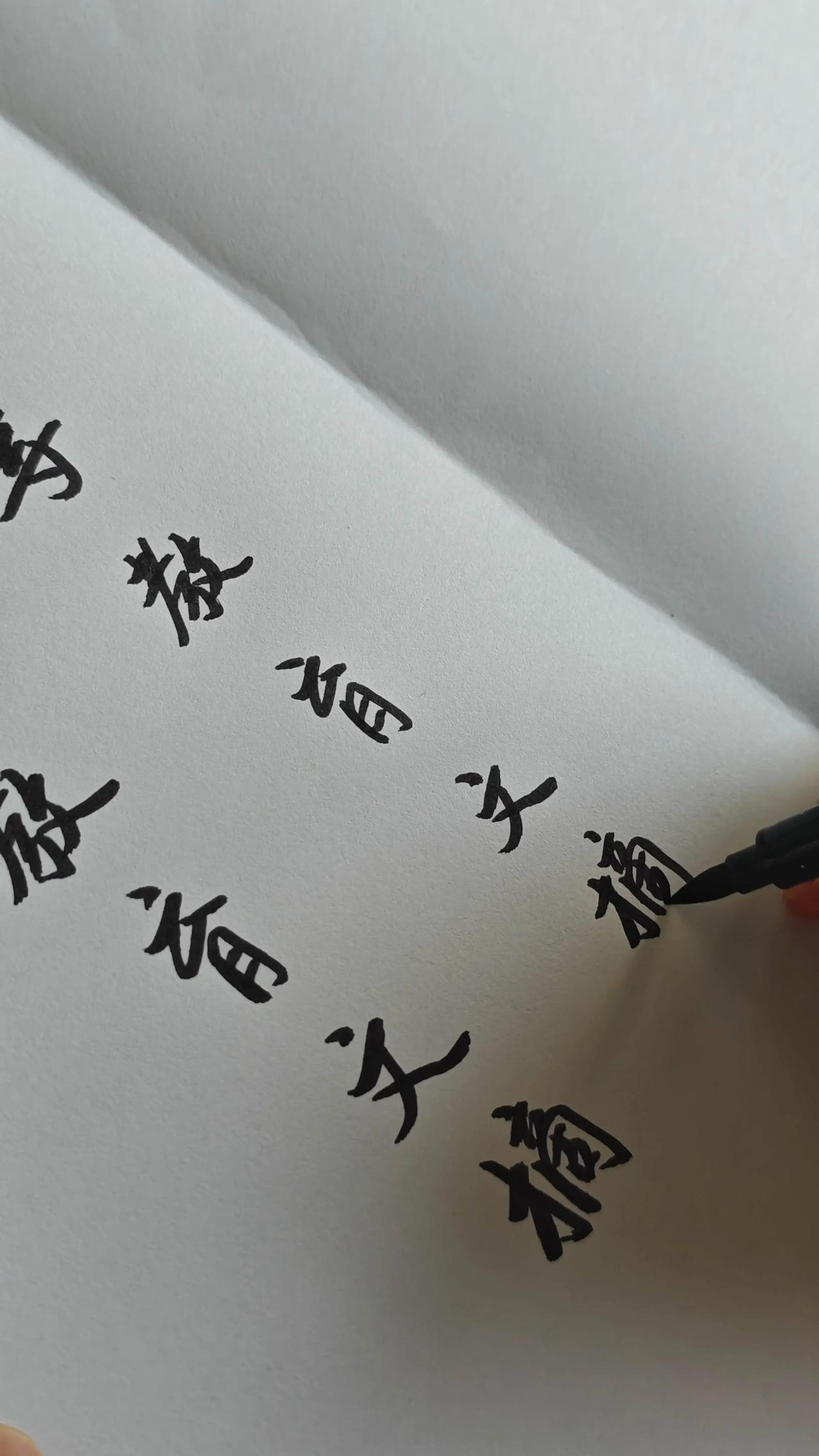 朋友在神经内科干了二十多年，聊起敬一丹，她叹了口气说：“脑出血最会装没事”敬
