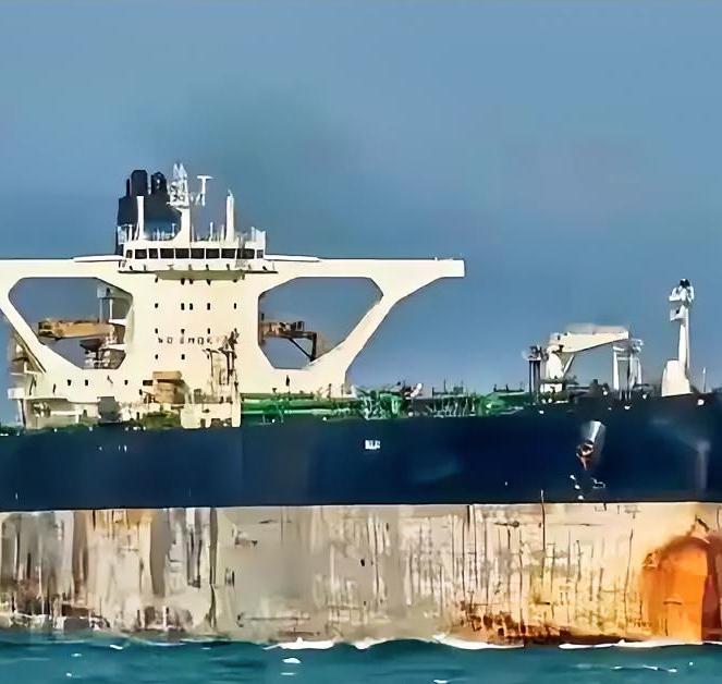 美国海岸警卫队在大西洋上追着一艘油轮跑了十多天，眼看就要冲上去强行登船扣船了，结