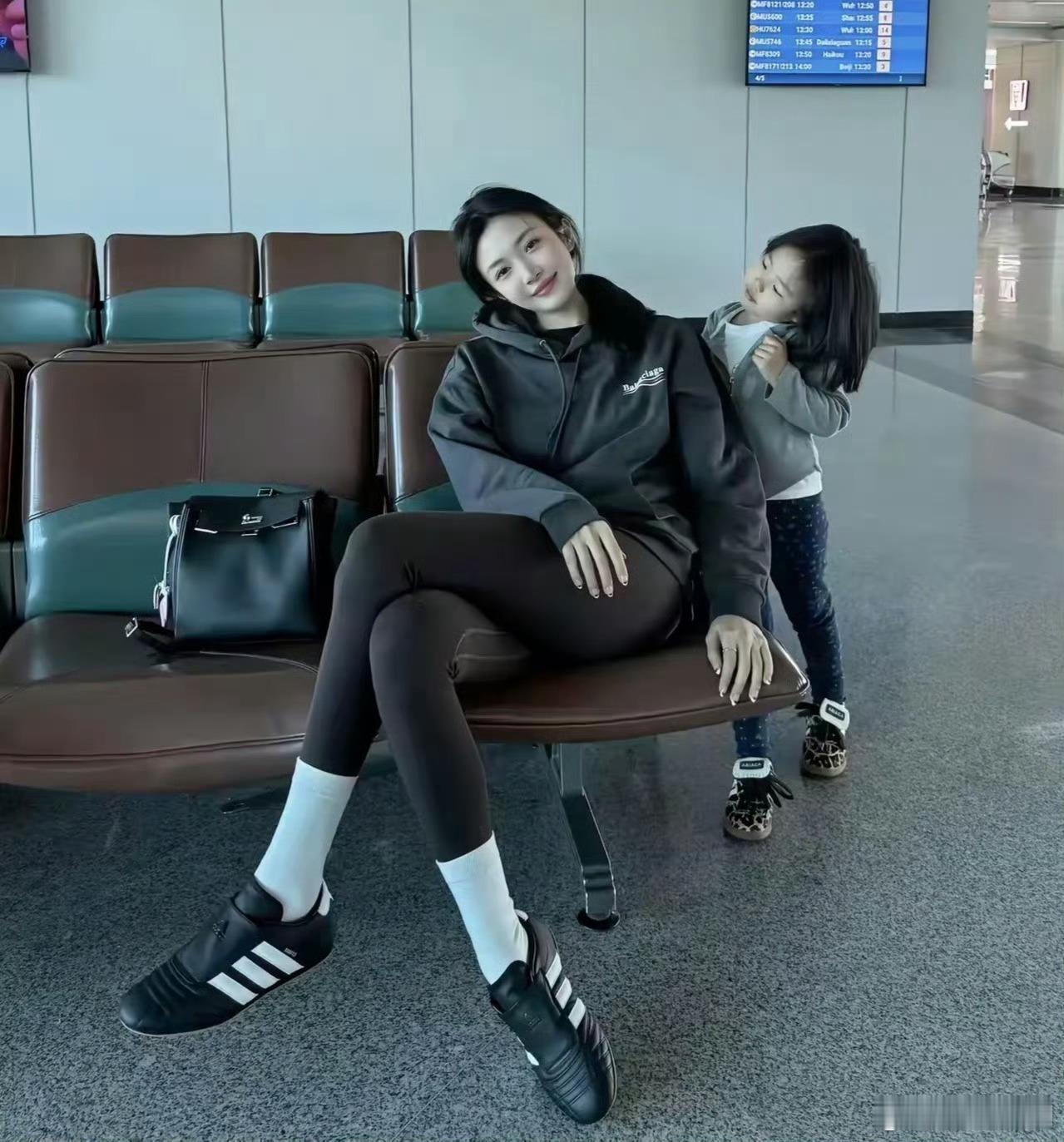 不懂就问，这是姐姐还是妈妈？[玫瑰]​​​