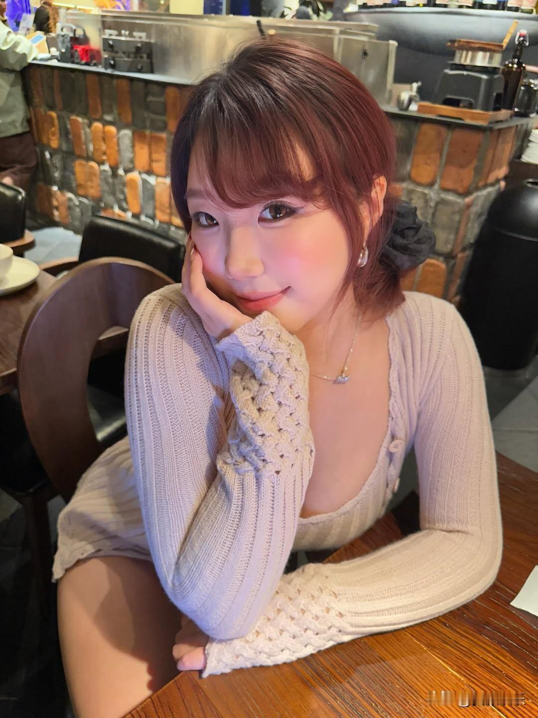 咖啡馆里的小确幸，温暖午后，甜美微笑