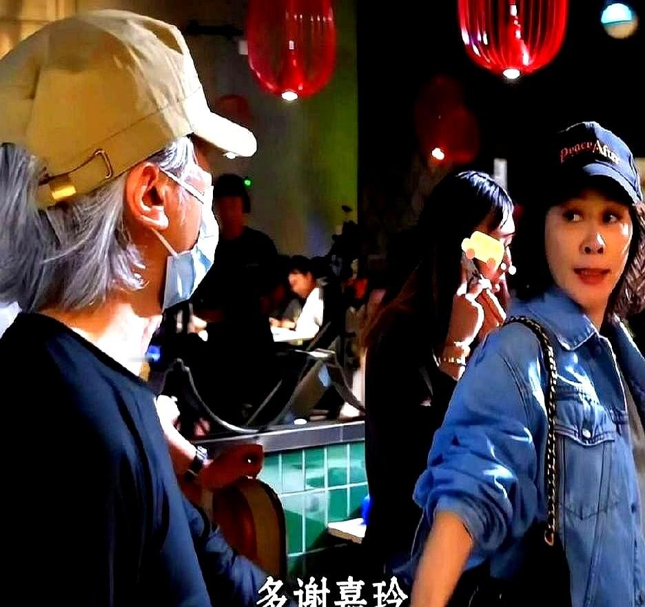 刘嘉玲请了四次客周星驰才来。刚进门连口水都没喝，直接把梁朝伟拽进房间关上门。前三次饭局，周星驰全泡在
