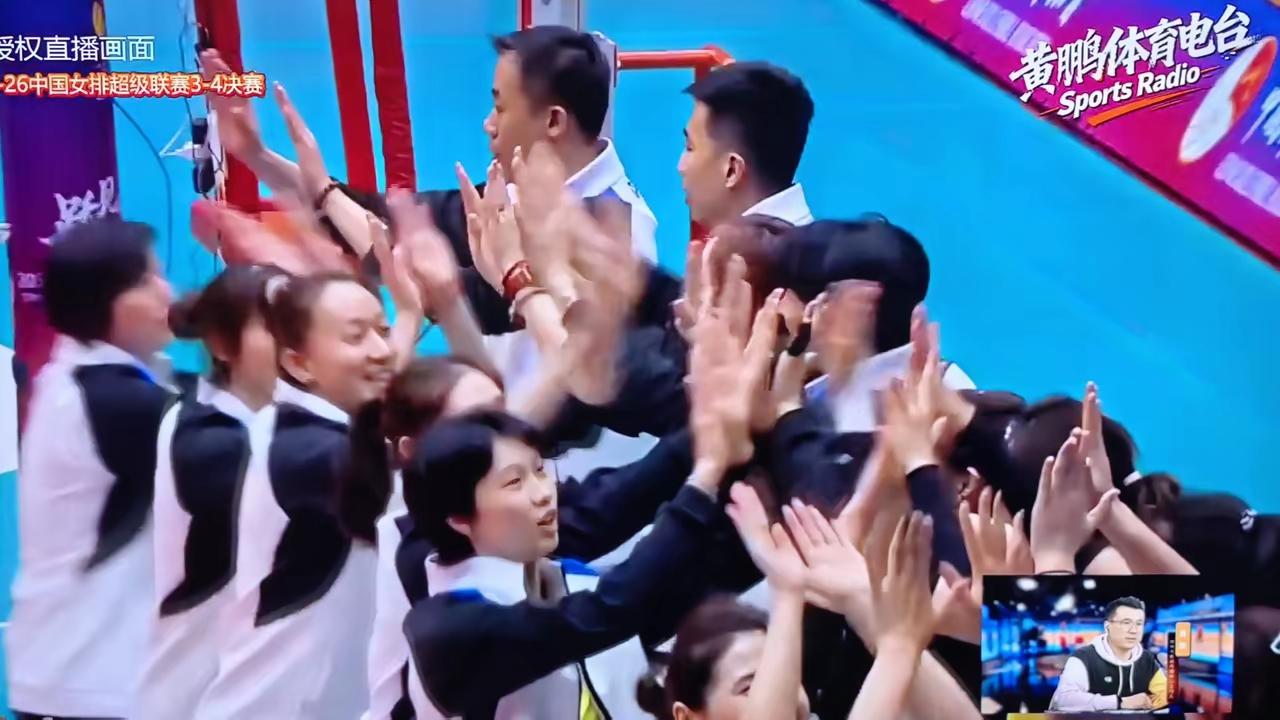 真正把天津女排打服的，不是上海和江苏女排，而是山东队。拥有外援沃隆科娃和范赖克