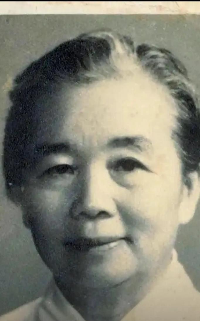 那个衣衫褴褛、头发散乱的女人站在马家军旅长面前时，没人能想到她就是让敌人悬赏千元