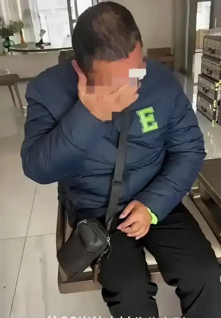 68岁范大爷坐两小时公交到儿子家，开口借五千救急，儿子不在，儿媳直接掏出一万塞他