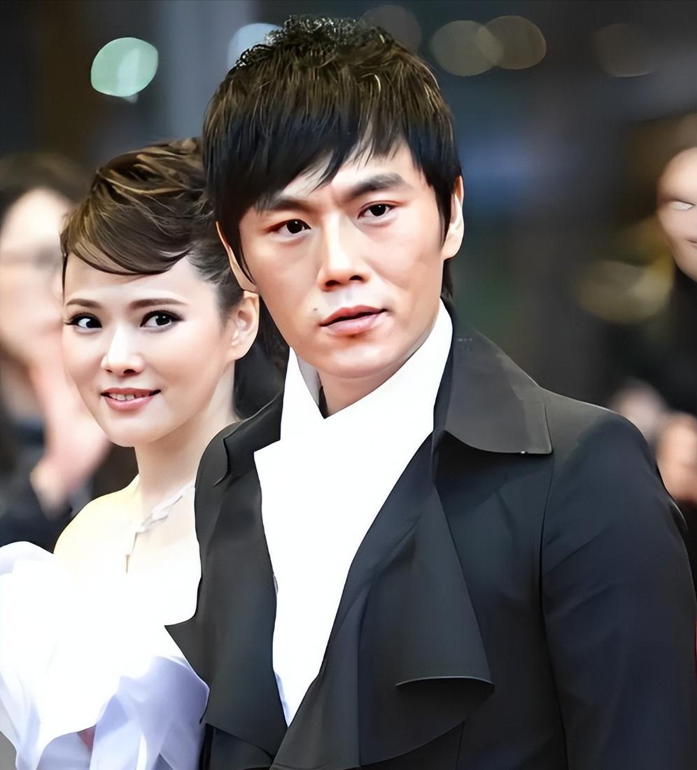 “是她主动伸的手。”十几年了，比那张照片更毒的，是这句话。一张照片，烧掉的