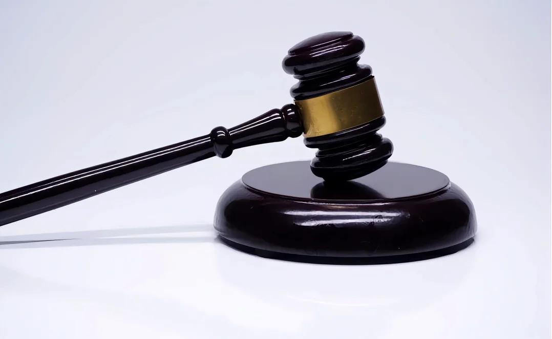 朋友帮忙必须谨慎，弄不好还要赔钱。杨某丧偶独居，与女子李某相识，成为男女朋友。