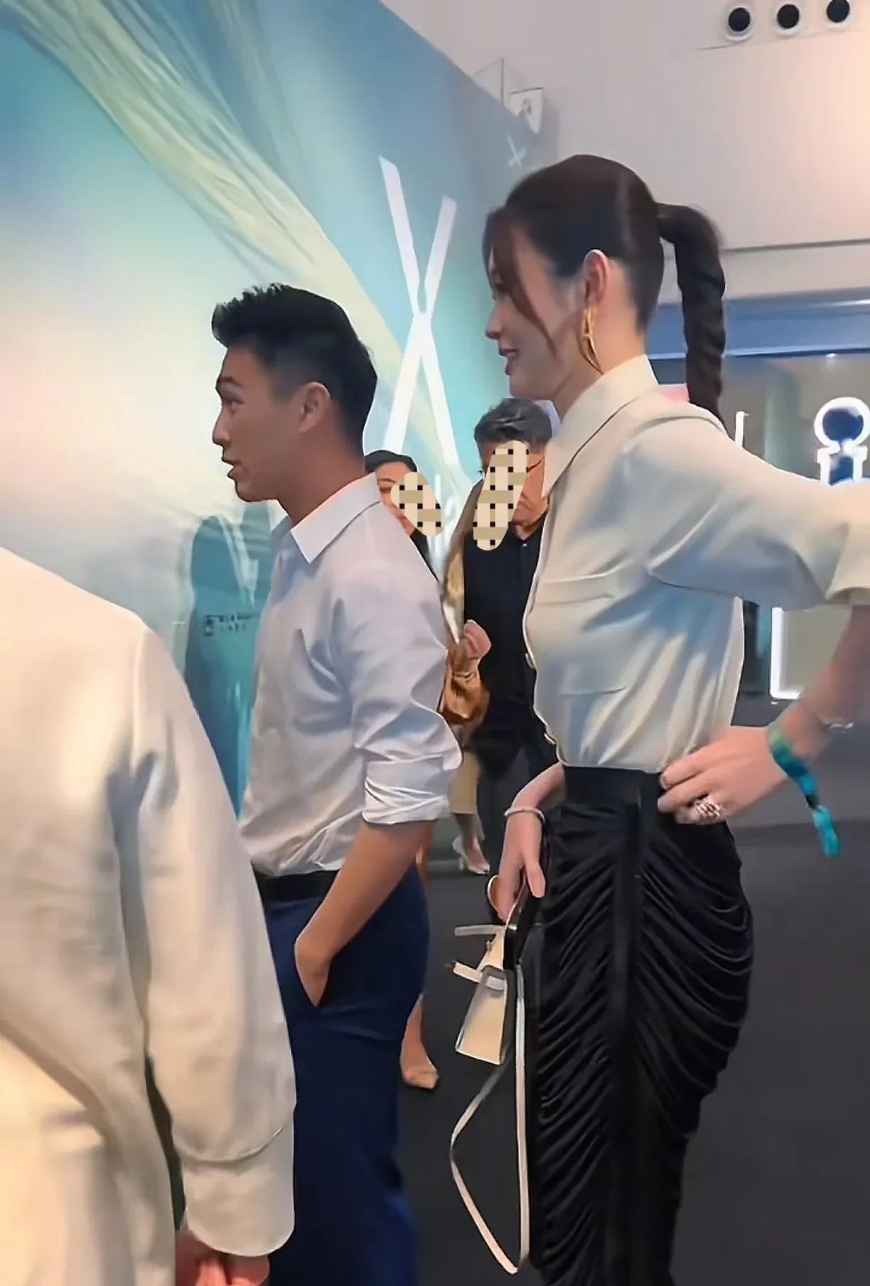 何遒君奚梦瑶两口子上演最萌身高差，奚梦瑶名模出身，又穿着高跟鞋，所以看起来很高很